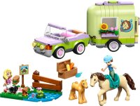 Pferd und Fohlen mit Pferdeanhänger